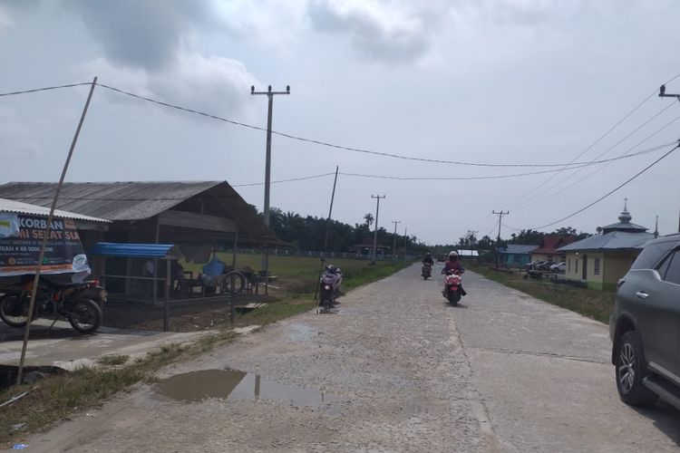 Kondisi cuaca kembali cerah di Kecamatan Rukan, Bengkalis, setelah kawasan itu diguyur hujan selama empat jam, Jumat (1/3/2019). Sejumlah warga beraktivitas seperti biasa, karena kabut asap sudah menghilang.