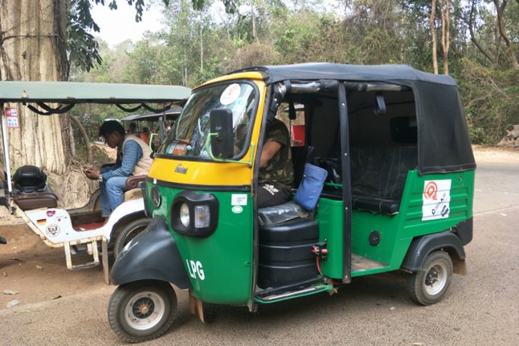 Bajaj yang kerap disebut tuk tuk India di Kamboja.