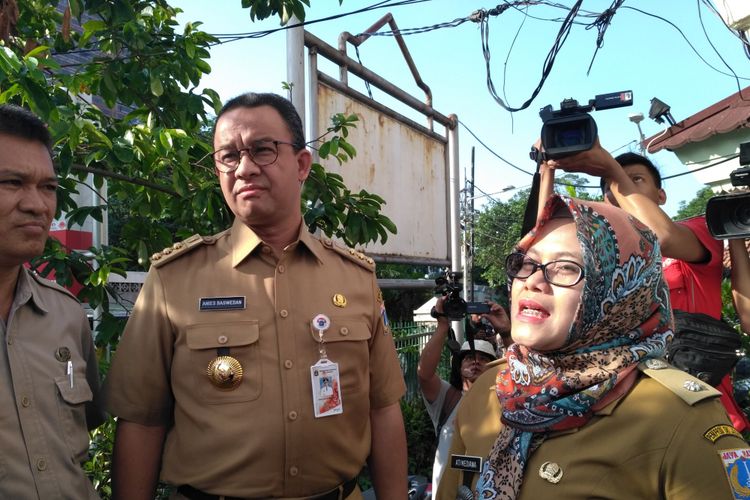 Gubernur DKI Jakarta Anies Baswedan dan Lurah Cikini Ati Mediana di Kantor Lurah Cikini, Selasa (24/10/2017). 