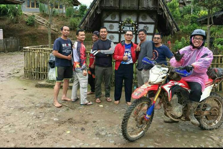 Para anggota komunitas motokros Merah Putih Dirt Bike usai menjajal medan di Pondok Halimun, Kabupaten Sukabumi, Minggu (21/1/2018). Tampak terlihat ada salah satu pengguna Honda CRF150L yang berpose di depan rekan-rekannya yang tidak finish.
