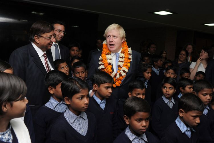 Walikota London, Boris Johnson (kanan) didampingi oleh Kanselir Universitas Amity, Atul Chauhan (dua dari kiri) dan presiden pendiri kelompok Amity, Ashok K Chauhan (kiri) berpose dengan anak-anak sekolah di Amity University di Noida, pinggiran New Delhi, India, pada 26 November 2012.