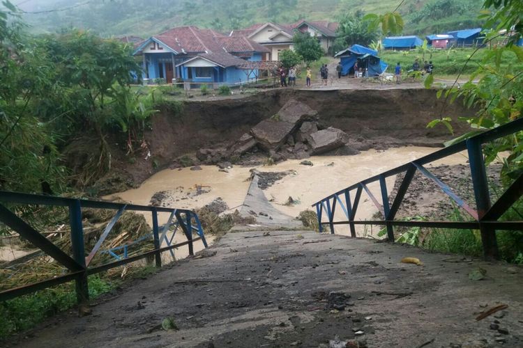 Tampak jembatang penghubung Kampung Cilimus dan Kampung Ciames roboh setelah diterjang air pada Minggu (25/2/2018). Akibatnya ratusan warga hingga kini terisolir, sementara untuk jalan alternatif terbilang jauh sekitar 1-3 km.
