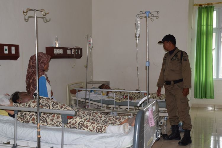 Korban ledakan sumur gas dirawat di Rumah Sakit Umum Zubir Mahmud, Idi, Kabupaten Aceh Timur, Rabu (25/4/2018).
