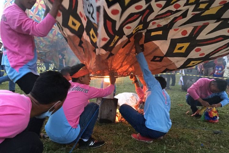 Suasana penyelenggaraan Java Balloon Festival 2018 di Kabupaten Wonosobo, Provinsi Jawa Tengah, Selasa (19/6/2018). Festival diadakan Kementerian Perhubungan bersama AirNav Indonesia dalam rangka meredam maraknya balon udara liar yang membahayakan keselamatan penerbangan dalam beberapa hari terakhir.