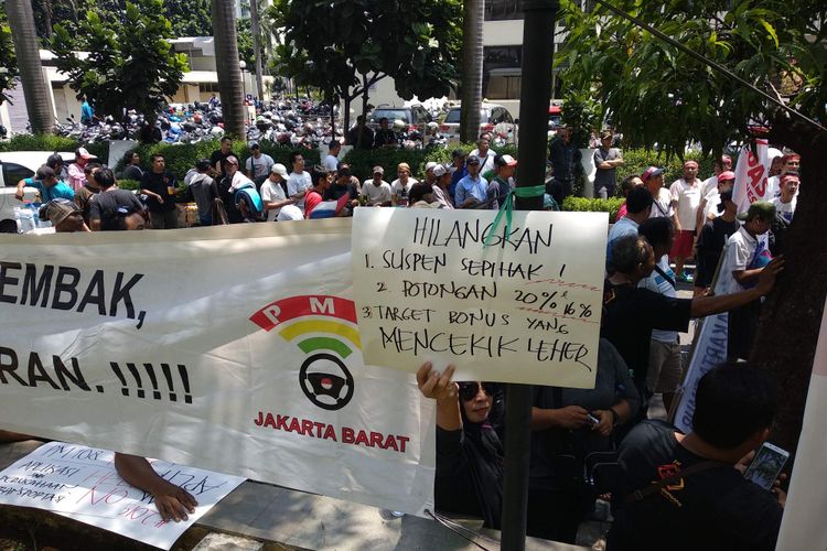 Pengemudi transportasi online yang tergabung di bawah komunitas Gerakan Hantam Aplikasi Nakal (Gerhana) menggelar aksi unjuk rasa di Kuningan, Jakarta Selatan, Senin (10/9/2018).