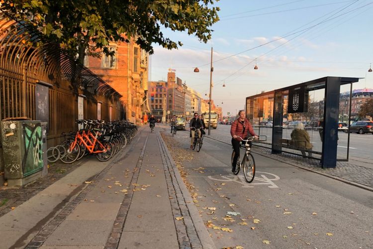 Bersepeda di Copenhagen, Denmark, Selasa (16/10/2018).