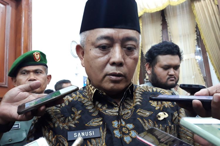 Wabup Malang Sanusi usai penyerahan SK Plt Bupati Malang di Gedung Negara Grahadi, Selasa (16/10/2018)