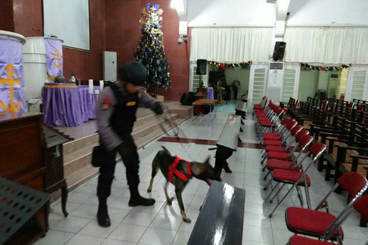 Polda Sulsel menerjunkan anjing pelacak untuk mensterilkan sejumlah gereja di Kota Makassar,  Senin (24/12/2018).