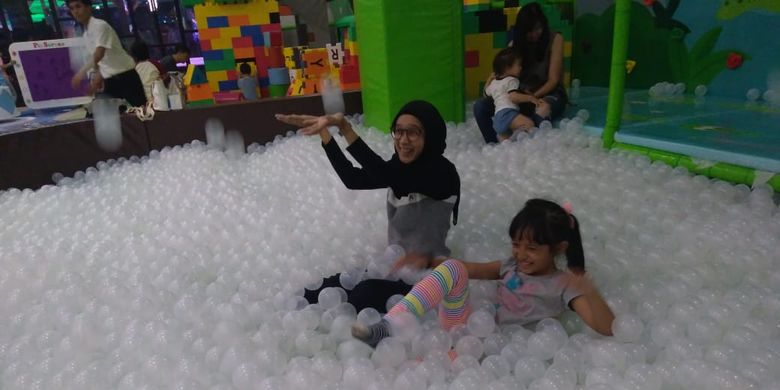 Pengunjung tengah bermain di kolam mandi bola di Panama Park 825 Bandung, Jawa Barat, Sabtu (1/6/2019).