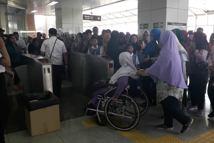 Para penyandang disabilitas yang tergabung dalam Jakarta Barrier Free Tourism menjajal moda transportasi LRT Jakarta, Kamis (2/5/2019).