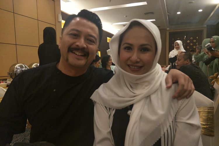 Pasangan selebritas Ferry Maryadi dan Deswita Maharani saat ditemui di kawasan TB Simatupang, Selasa (21/5/2019).