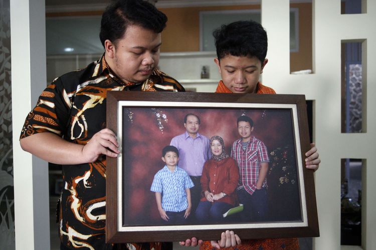 Muhammad Ivanka Rizaldi Nugroho (kiri) dan Muhammad Aufa Wikantyasa Nugroho (kanan) anak dari Kepala Pusat Data Informasi dan Humas BNPB Sutopo Purwo Nugroho menunjukan foto keluarga di rumah duka Raffles Hils, Cimanggis,  Depok, Jawa Barat, Minggu (7/7/2019). Sutopo meninggal saat menjalani pengobatan kanker paru-paru di Guangzhou China, dan rencananya akan dimakamkan di Boyolali Jawa Tengah Senin (8/7/2019).