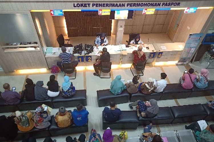 Pengurusan paspor di Imigrasi Kelas I Padang membludak, Kantor Imigrasi terpaksa tambah kuota. Terlihat masyarakat mengurus paspor, Rabu (19/6/2019)