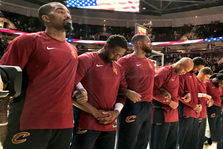 Momen saat pemain Cleveland Cavaliers menyanyikan lagu kebangsaan Amerika Serikat pada laga preseason NBA melawan Atlanta Hawks, Rabu (4/10/2017).