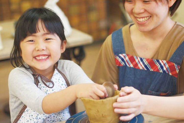 Kursus pembentukan dengan tangan berlangsung selama 90 menit. Kamu bisa membuat sebuah cangkir teh ala Jepang, mangkuk nasi, atau piring.