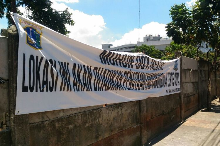 Spanduk permohonan doa restu segitiga Jatinegara akan dijadikan percontohan penataan kawasan unggulan tertib kota yang ada di Jalan Raya Matraman, Kamis (15/3/2018).