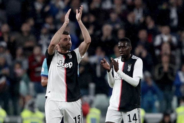 Andrea Barzagli membalas dukungan penonton di Stadion Juventus seusai pertandingan Juventus vs Atalanta dalam lanjutan Serie A Liga Italia, 19 Mei 2019. 