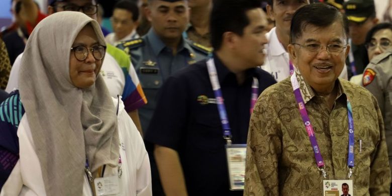 Ratna Irsana (kiri) menyambut Wapres Jusuf Kalla bersama ketua INASGOC, Erick Thohir