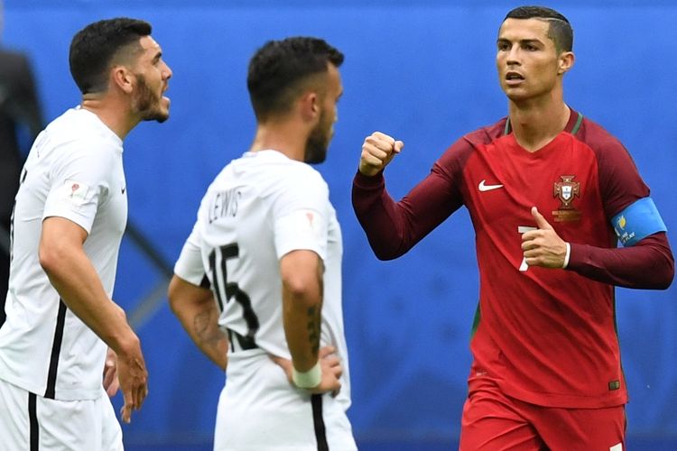 Penyerang Portugal, Cristiano Ronaldo, berselebrasi setelah mencetak gol dari  titik penalti pada laga pamungkas Grup A Piala Konfederasi melawan Selandia Baru pada 24 Juni 2017.  