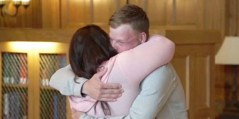 Lilly Ross memeluk Andy Sandness saat keduanya bertemu setahun setelah Andy menerima transplantasi wajah suami perempuan itu.