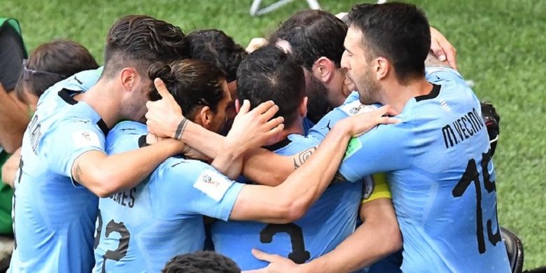 Para pemain Uruguay merayakan gol Luis Suarez ke gawang Arab Saudi pada pertandingan Grup A Piala Dunia 2018, 20 Juni 2018. 