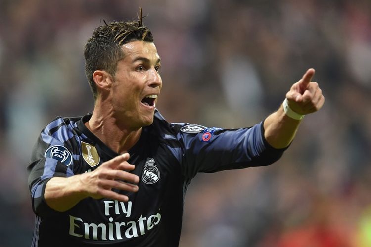 Selebrasi penyerang Real Madrid, Cristiano Ronaldo, setelah membobol gawang Bayern Muenchen, pada pertandingan pertama babak perempat final Liga Champions, 12 April 2017.  
