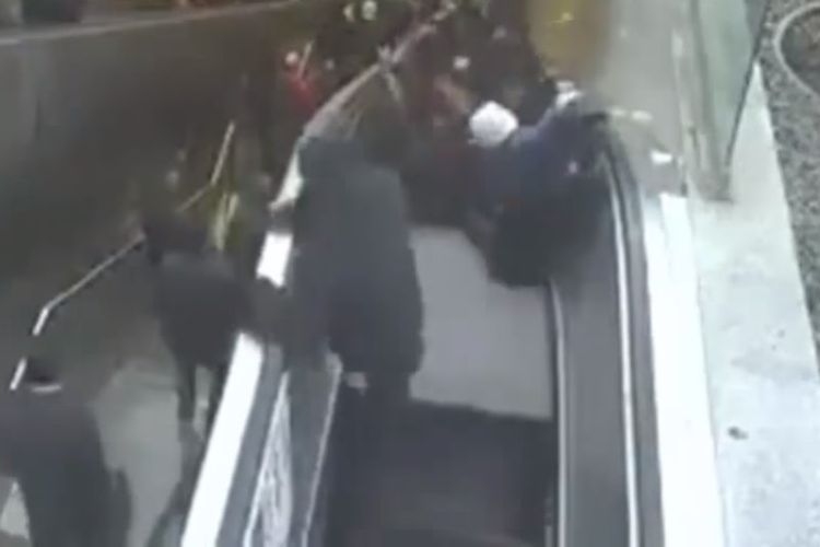 Mehmet Ali Erik tertelan ke dalam sebuah eskalator yang tidak berfungsi  di stasiun bawah tanah, Istanbul, Turki. (Youtube)