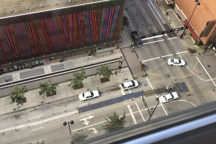 Foto yang diambil dari atas gedung menunjukkan situasi di luar gedung Bank Fifth Third, tempat terjadinya insiden penembakan oleh seorang pria bersenjata, Kamis (6/9/2018).