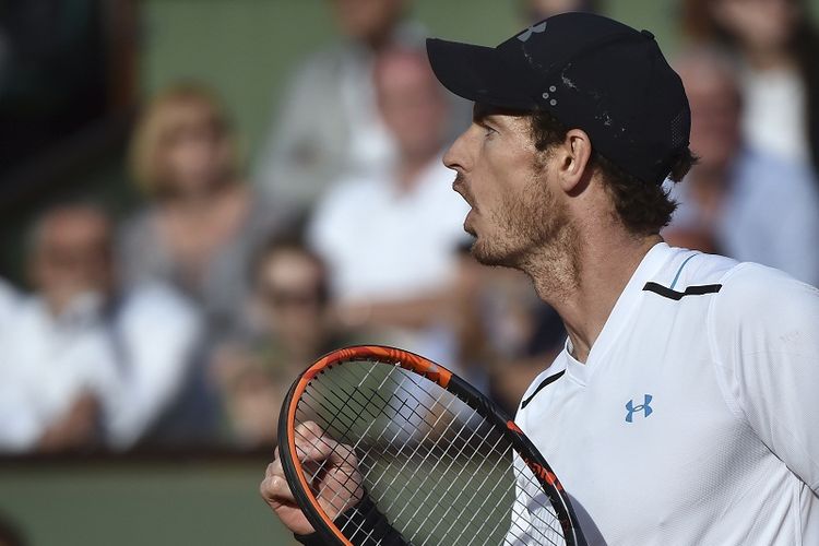 Petenis Inggris Raya, Andy Murray, melakukan selebrasi seusai memenangi laga perempat final Perancis Terbuka 2017 kontra Kei Nishikori (Jepang) di Roland Garros, Paris, Rabu (7/6/2017).