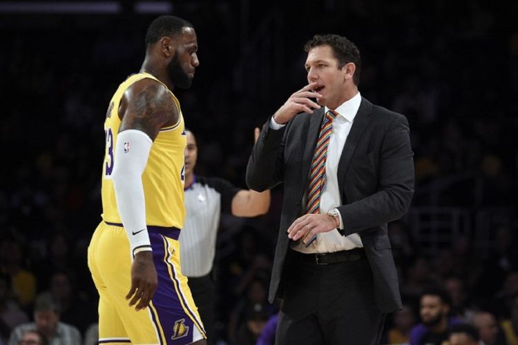 Pelatih LA Lakers, Luke Walton, tampak menarik LeBron James pada laga pramusim NBA kontra Sacramento Kings, 4 Oktober 2018. 