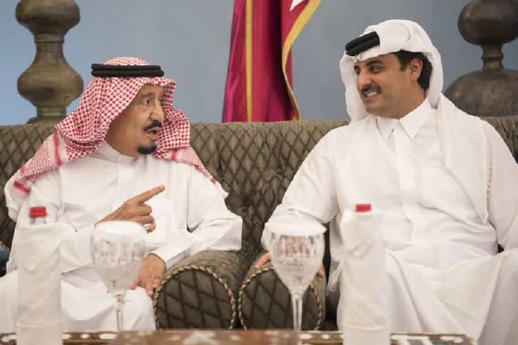 Raja Salman dari Arab Saudi (kiri) ketika berbincang dengan Emir Qatar Sheikh Hamim bin Hamad Al Thani pada 6 Desember 2016.