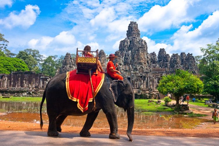 Atraksi menunggang gajah di objek wisata Angkor Wat, Kamboja.