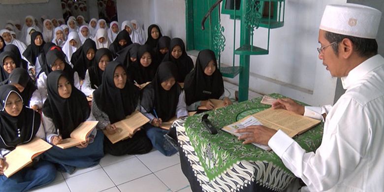 KH Muslikh Khudlori saat mengajarkan ilmu tafsir Al Quran di Pondok Pesantren Nurul Huda Banat, Pekalongan, Jawa Tengah.