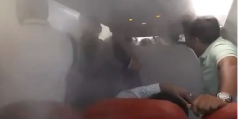 Dalam video yang beredar, para penumpang AirAsia India terlihat panik ketika kabin mereka dipenuhi dengan asap dikarenakan pilot memutuskan mendinginkan suhu pesawat.