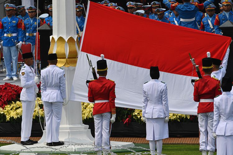 Pasukan Pengibar Bendera Pusaka (Paskibraka) membentangkan bendera saat Upacara Peringatan Detik-Detik Proklamasi 1945 di Istana Merdeka, Jakarta, Sabtu (17/8/2019). Peringatan HUT RI tersebut mengangkat tema SDM Unggul Indonesia Maju.