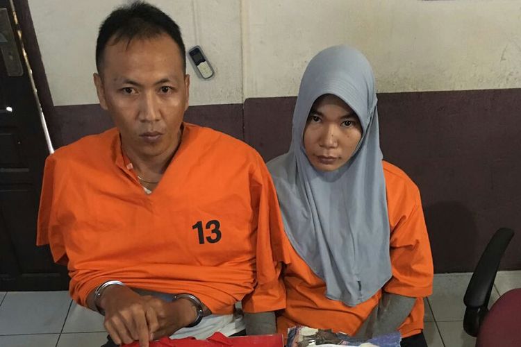 Pasangan suami istri ditangkap polisi karena mengedarkan narkotika jenis sabu yang dikendalikan dari dalam penjara.