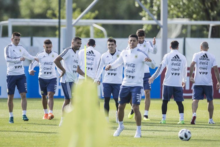 Timnas Argentina menggelar latihan terbuka perdananya di Bronnitsy Training Base, Senin (11/6/2018). Argentina akan melakoni laga perdananya di Piala Dunia melawan Islandia pada Sabtu (16/6/2018).