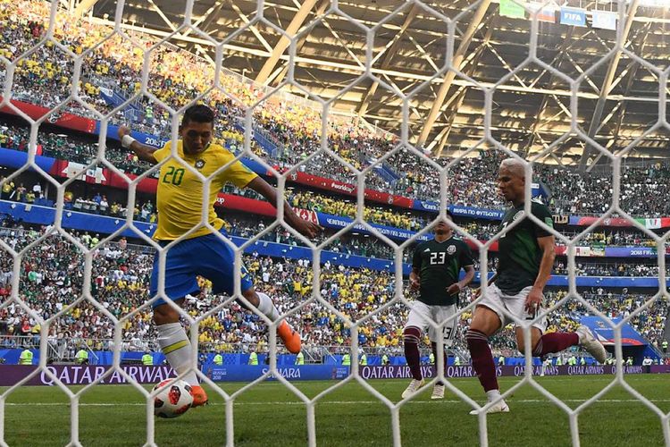 Pemain Brasil Roberto Firmino (kiri) mencetak gol ke gawang Meksiko pada laga 16 besar Piala Dunia 2018 di Samara Arena, Senin (2/7/2018). Brasil memastikan satu tiket ke babak perempat final usai menaklukkan Meksiko dengan skor 2-0.