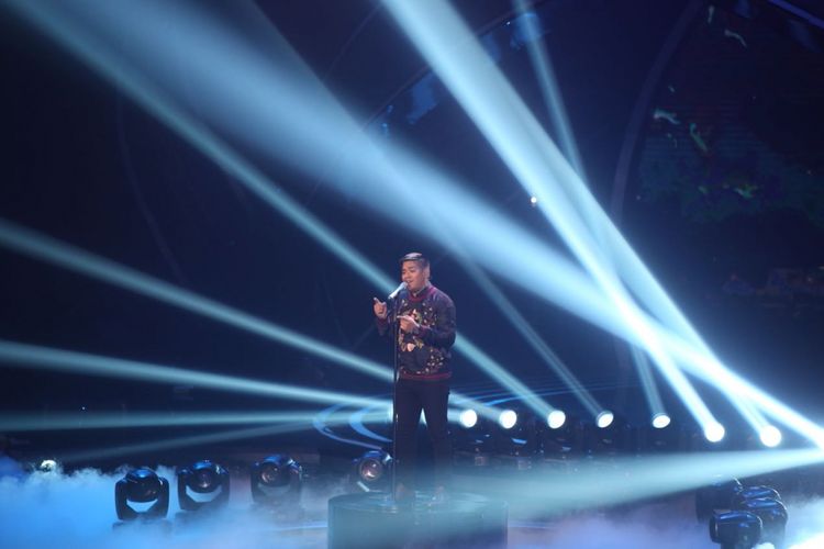 Ahmad Abdul menyanyikan lagu Fix You, hit Coldplay, pada babak Grand Final Indonesian Idol 2018, di Ecovention, Taman Impian Jaya Ancol, Jakarta Utara, Senin (16/4/2018).