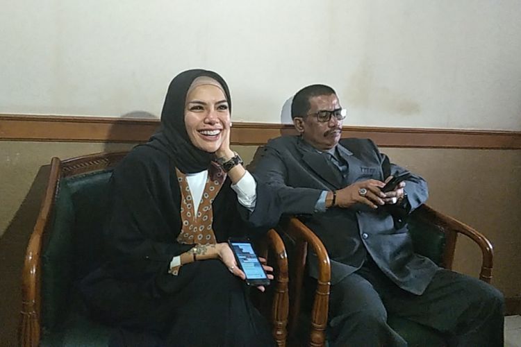Nikita Mirzani didampingi oleh kuasa hukumnya menghadiri sidang pertama perceraiannya dari Ahmad Dipo Ditiro Latief di Pengadilan Agama Jakarta Selatan, Rabu (1/8/2018).