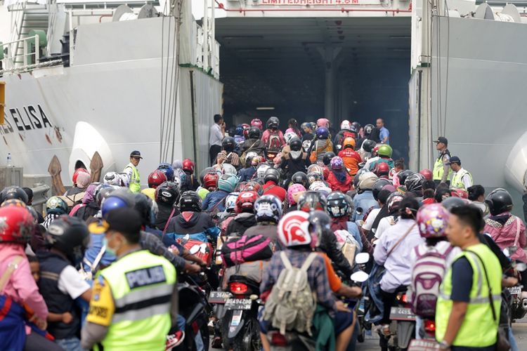 Pemudik antre menunggu masuk ke kapal Ro-Ro saat puncak arus mudik di Pelabuhan Merak, Cilegon, Banten, Jumat (23/6/2017). Pelabuhan Merak menargetkan 1.438.550 orang akan menyeberangi lintasan Merak-Bakauheni selama Lebaran tahun ini. 