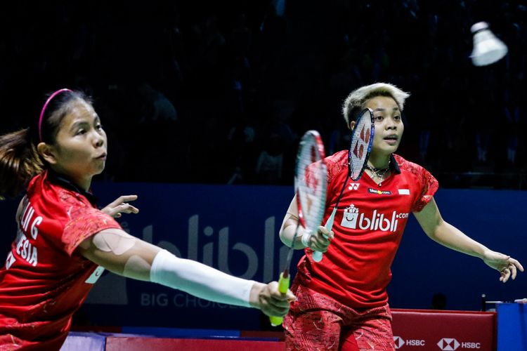 Pasangan ganda putri Indonesia, Apriyani Rahayu dan Greysia Polii mengembalikan bola ke arah pasangan asal Jepang, Yuki Fukushima dan Sayaka Hirota dalam laga babak perempat final Indonesia Open 2018 di Istora Senayan, Jakarta, Jumat (6/7/2018). Pasangan ganda putri Indonesia, Apriyani Rahayu dan Greysia Polii kalah dengan skor 21-14 22-20.