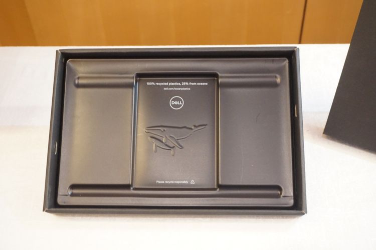 Kemasan laptop Dell yang terbuat dari sampah laut, dipakai di kemasan laptop Dell 2-in-1 XPS 13.