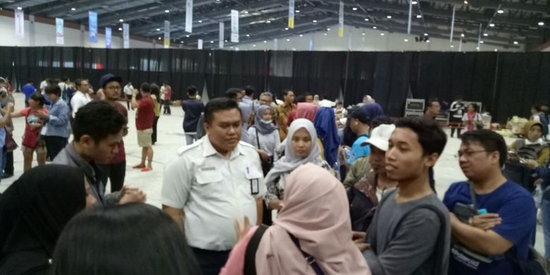 Pengunjung yang melakukan komplain ke pihak PT KAI yang bertugas mengkondisikan ratusan pengunjung di ruang transit sementara, KAI Travel Fair.