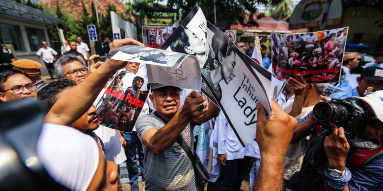 Pengunjuk rasa membakar poster bergambar tokoh Myanmar Aung San Suu Kyi di depan Kedutaan Besar (Kedubes) Myanmar di Jalan Agus Salim, Menteng, Jakarta Pusat, Sabtu (2/9/2017). Massa mengecam tindakan kekerasan terhadap umat Islam Rohingya dan menyerukan agar duta besar Myanmar diusir dari Indonesia.