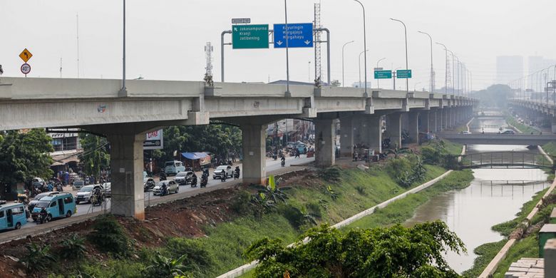 Suasana ruas jalan tol Bekasi-Cawang-Kampung Melayu (Becakayu),  yang diresmikan Presiden Joko Widodo di kawasan Jakasampurna, Bekasi, Jawa Barat, Jumat (3/11/2017). Presiden Joko Widodo meresmikan ruas jalan tol yakni Seksi 1B dan 1C sepanjang 8,26 kilometer yang terbentang dari Cipinang Melayu-Pangkalan Jati-Jakasampurna. KOMPAS.com/GARRY ANDREW LOTULUNG