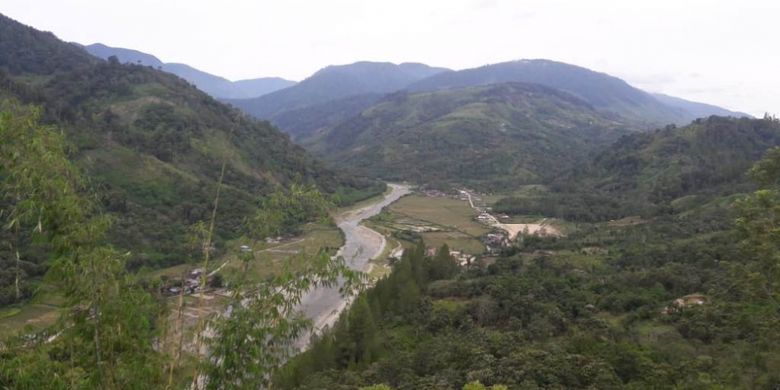 Sungai Agusen dari ketinggian di lokasi obyek wisata Agusen di Desa Agusen, Kecamatan Blang Kejeren, Kabupaten Gayo Lues, Aceh, Minggu (19/8/2018).