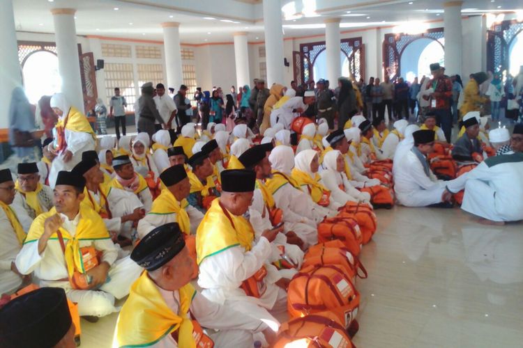 Acara Pelepsan calon jamaah haji asal  Kabupaten Seram Bagian Timur di Masjid Raya Bula, Rabu (2/8/2017)