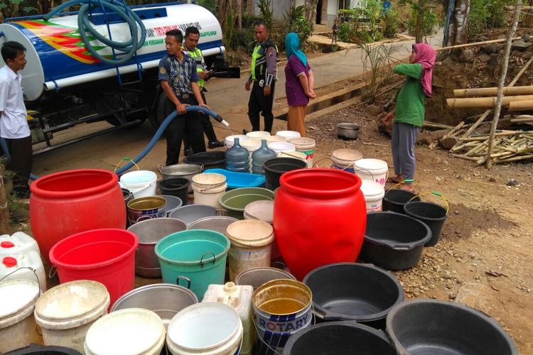 Warga Dusun Tubansari,  Desa Margoyoso, Kecamatan Salaman, Kabupaten Magelang,  sedang mengantre bantuan air bersih dari pemerintah, Rabu (13/9/2017)