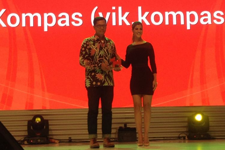 Pemimpin Redaksi Kompas.com Wisnu Nugroho saat menerima penghargaan Best Website kategori News or Entertaiment yang diraih VIK Kompas.com di Ballrom Hotel Ritz Carlton, Jakarta, Kamis (28/9/2017). 